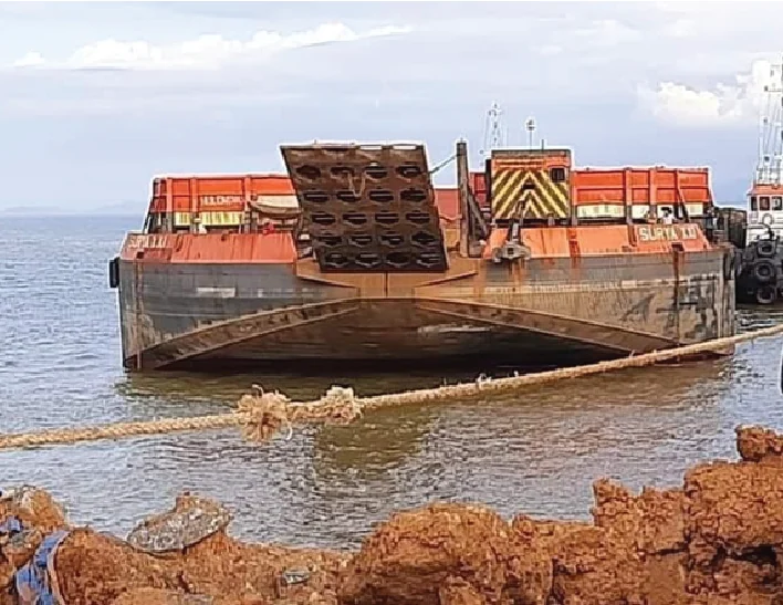 Pengiriman nickel ore melalui tongkang