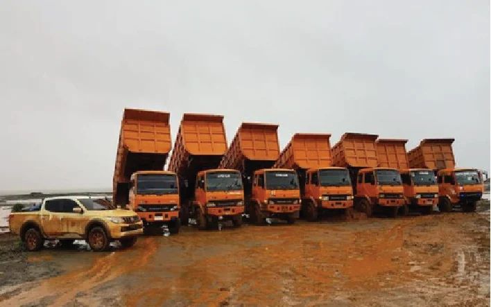 Armada hauling nickel ore